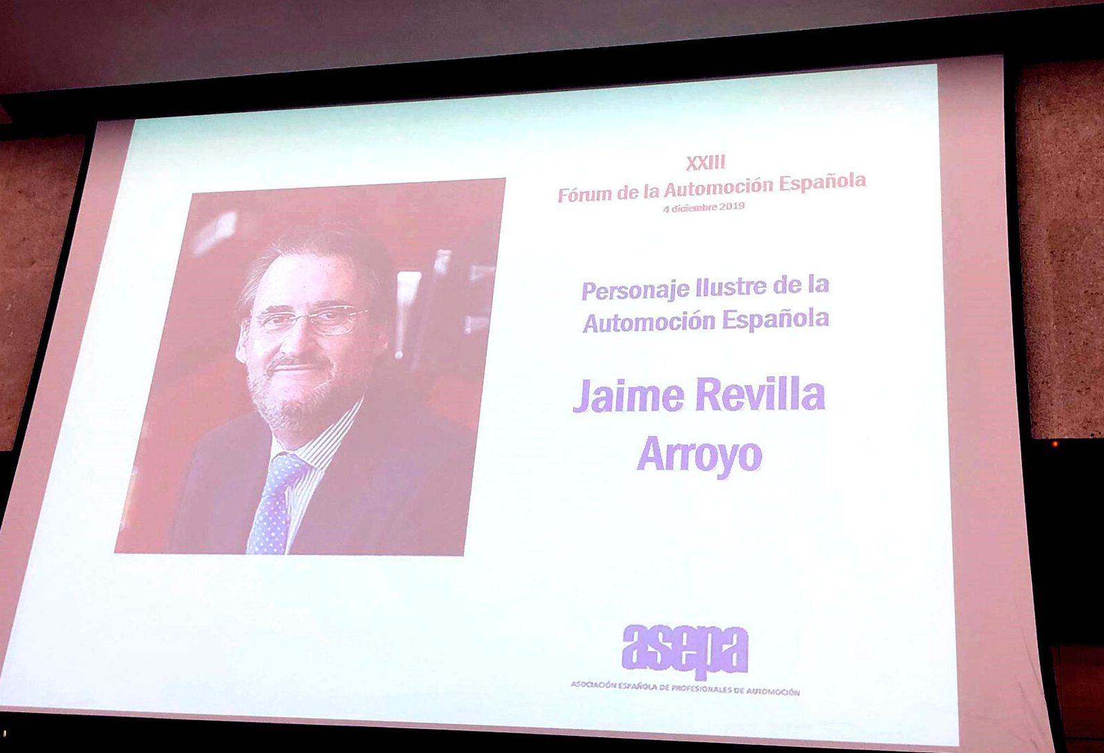 Pantalla con el título Personaje Ilustre de la Automoción Española, Jaime Revilla Arroyo