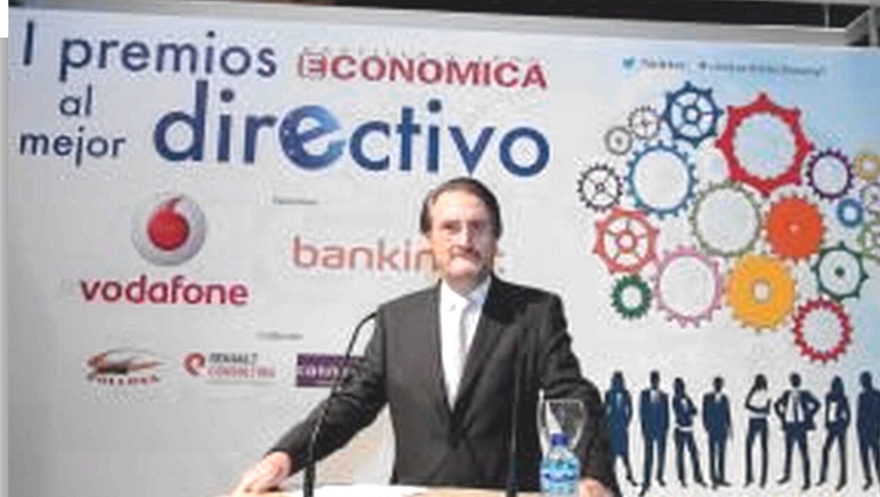 Jaime Revilla en un atril bajo el cartel de los premios Castilla y León Económica al mejor directivo