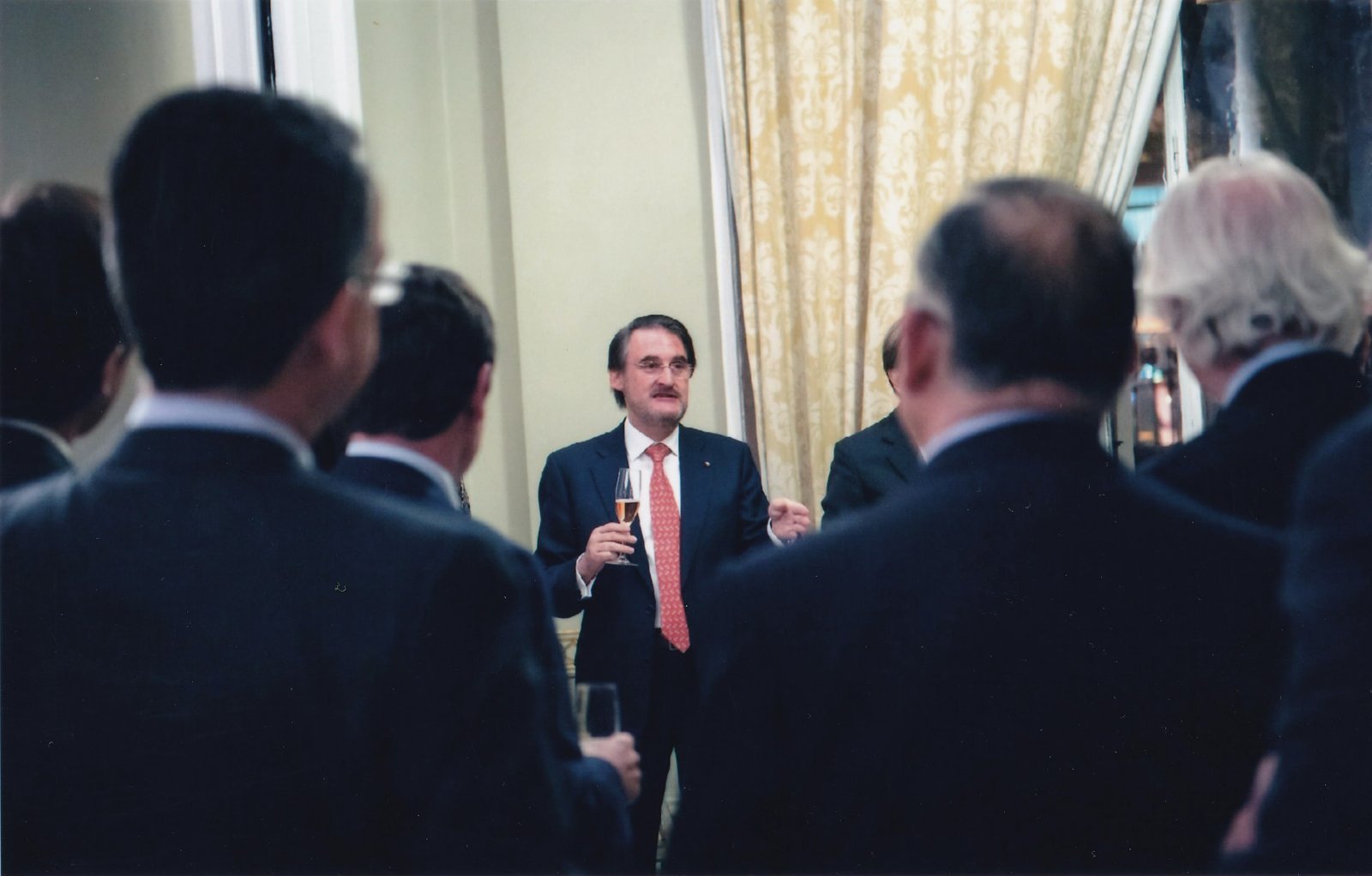 Jaime Revilla con una copa en la mano dirigiéndose a los invitados