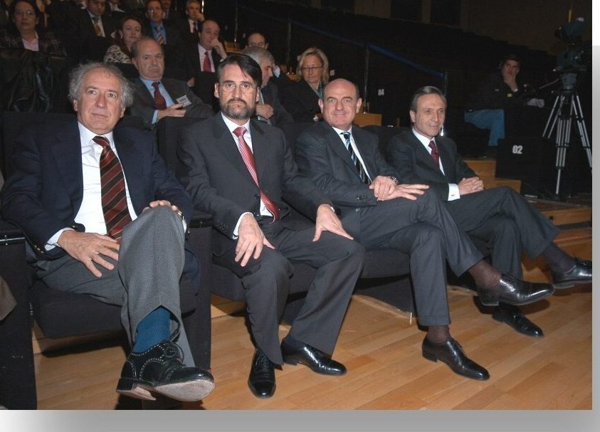 Directivos sentados en primera fila de un auditorio
