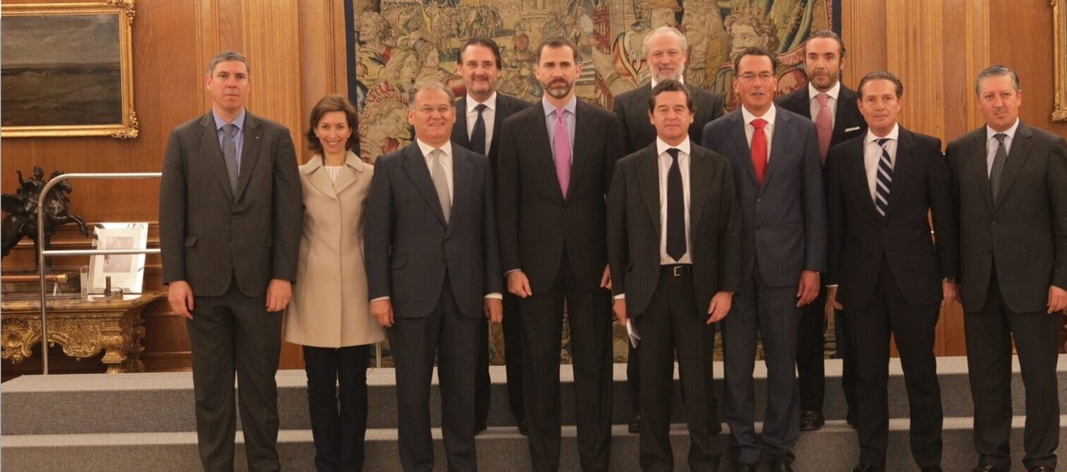 Foto de grupo con el Rey en un salón con tapices