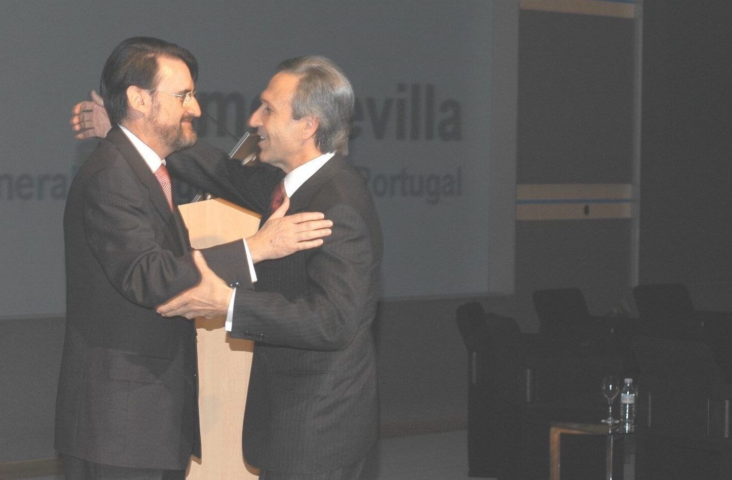 Jaime Revilla abrazando a un compañero en un escenario