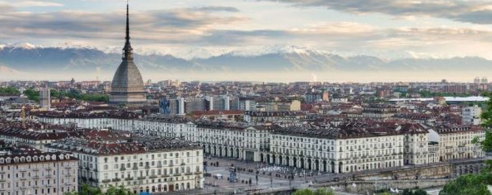 Vista panorámica de Turín con la Mole Antonelliana y los Alpes al fondo