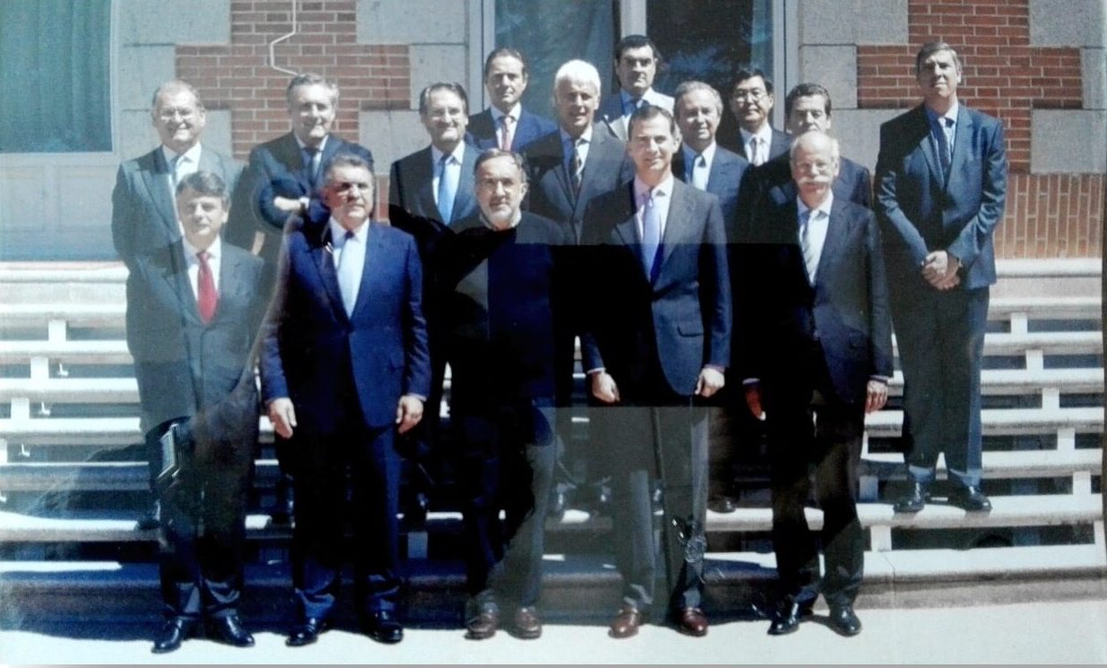 Foto de grupo de directivos del automóvil en unas escaleras