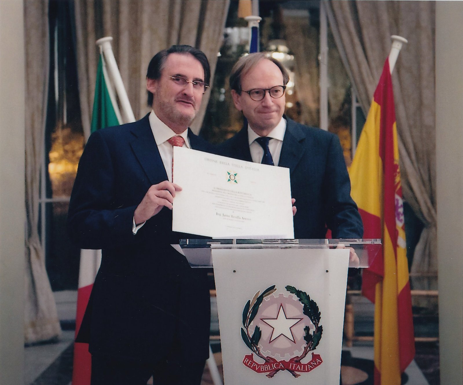 Jaime Revilla y el embajador Pietro Sebastiani con el diploma de la Orden de la Estrella de Italia