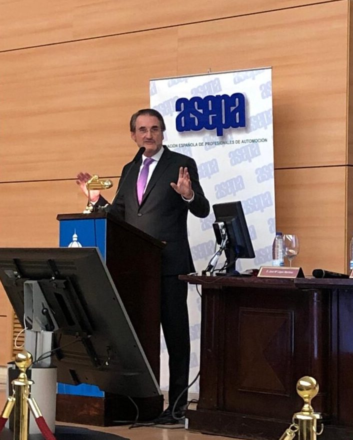 Jaime Revilla hablando en el atril de ASEPA