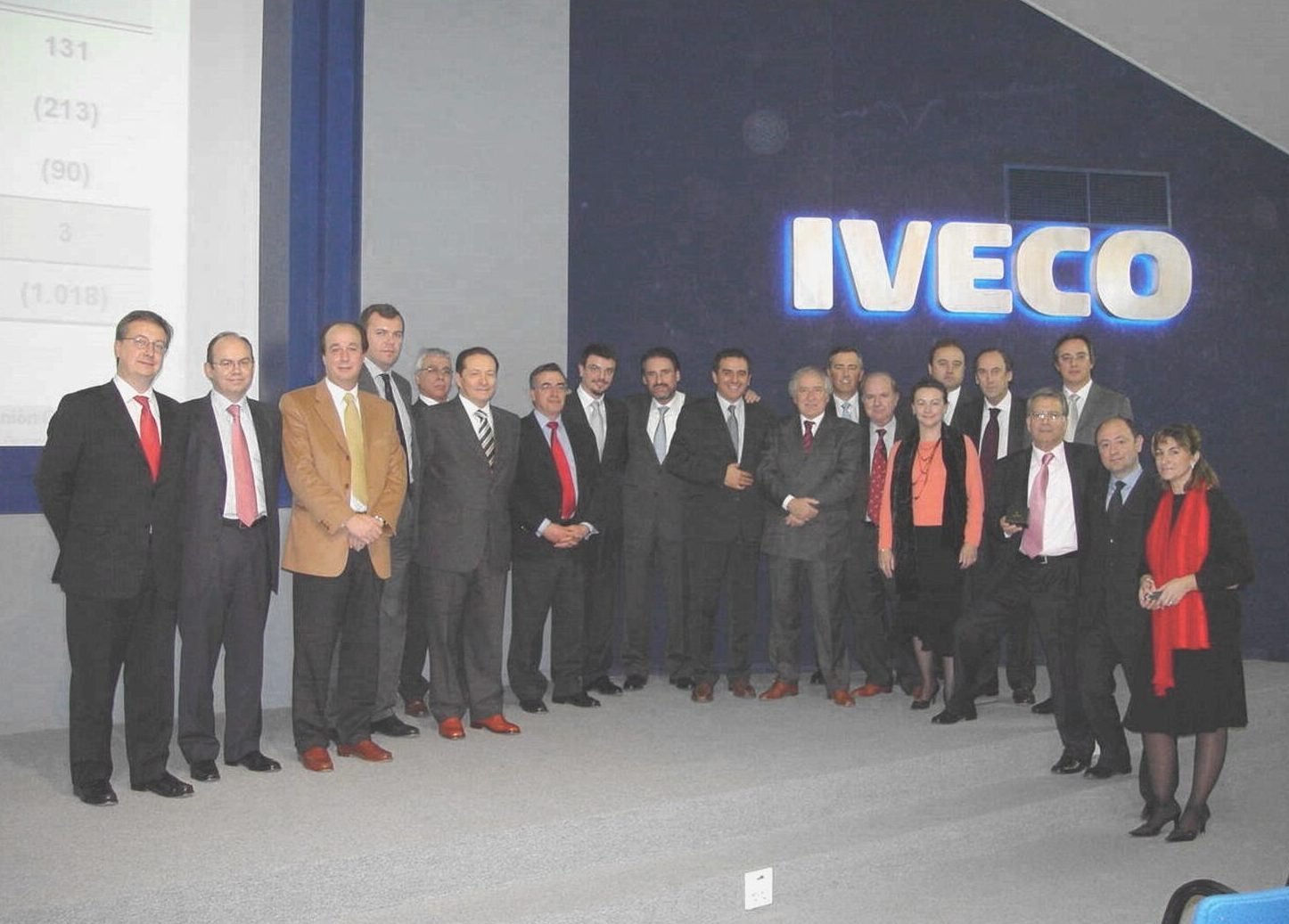 Grupo de directivos posando delante del logotipo de Iveco