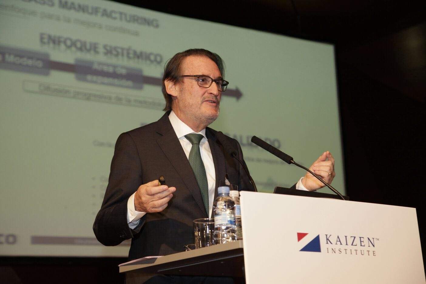 Jaime Revilla dando una ponencia en un atril del Kaizen Institute