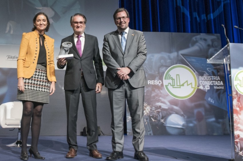 La ministra Reyes Maroto y otro hombre junto a Jaime Revilla, que sostiene el trofeo de Industria Conectada 4.0