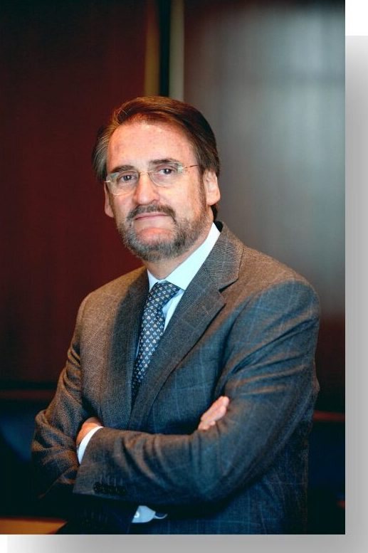 Retrato de Jaime Revilla con los brazos cruzados