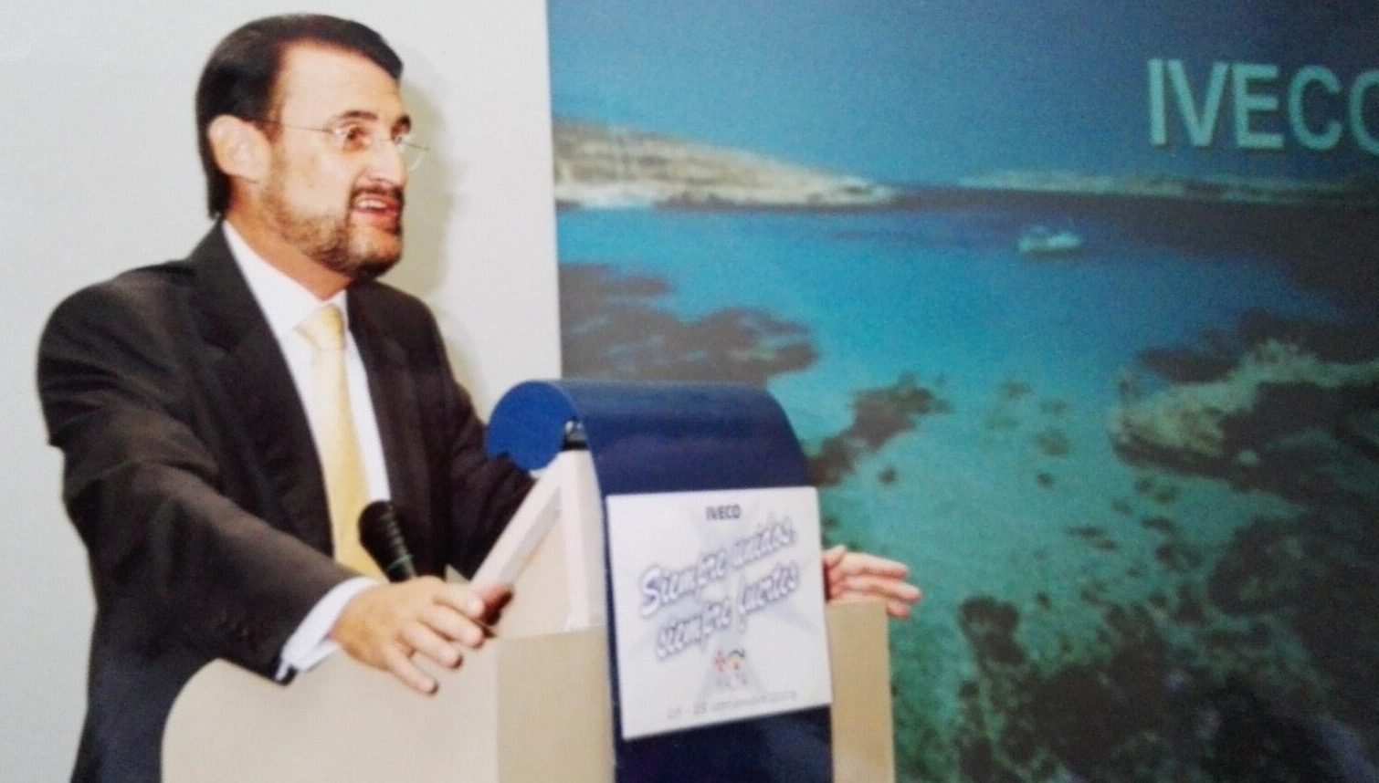 Jaime Revilla hablando en un atril de Iveco