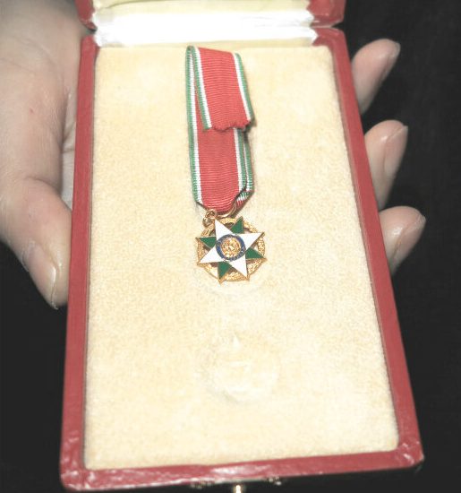 Medalla de la Orden de la Estrella de Italia en su estuche